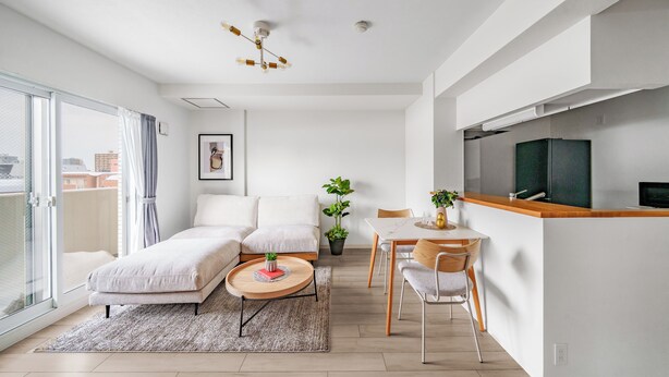 Un apartamento moderno con sala de estar, comedor y kitchenette.