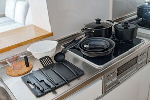 Apartment | Private kitchen | Fridge, microwave, stovetop, rice cooker - E-US NAEBO STATION 402 (Sapporo)