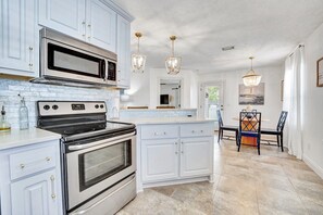 Fridge, microwave, oven, stovetop - Anchors Away - Panama City Beach - 3BR (Panama City)