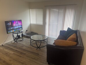 Living area - Luxury Bright 2-bedroom apartment with AC in pleasant Hollywood (Los Angeles)