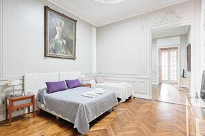 Căn hộ dành cho gia đình, quang cảnh thành phố | Két bảo mật tại phòng, bàn, khu vực làm việc phù hợp cho laptop 