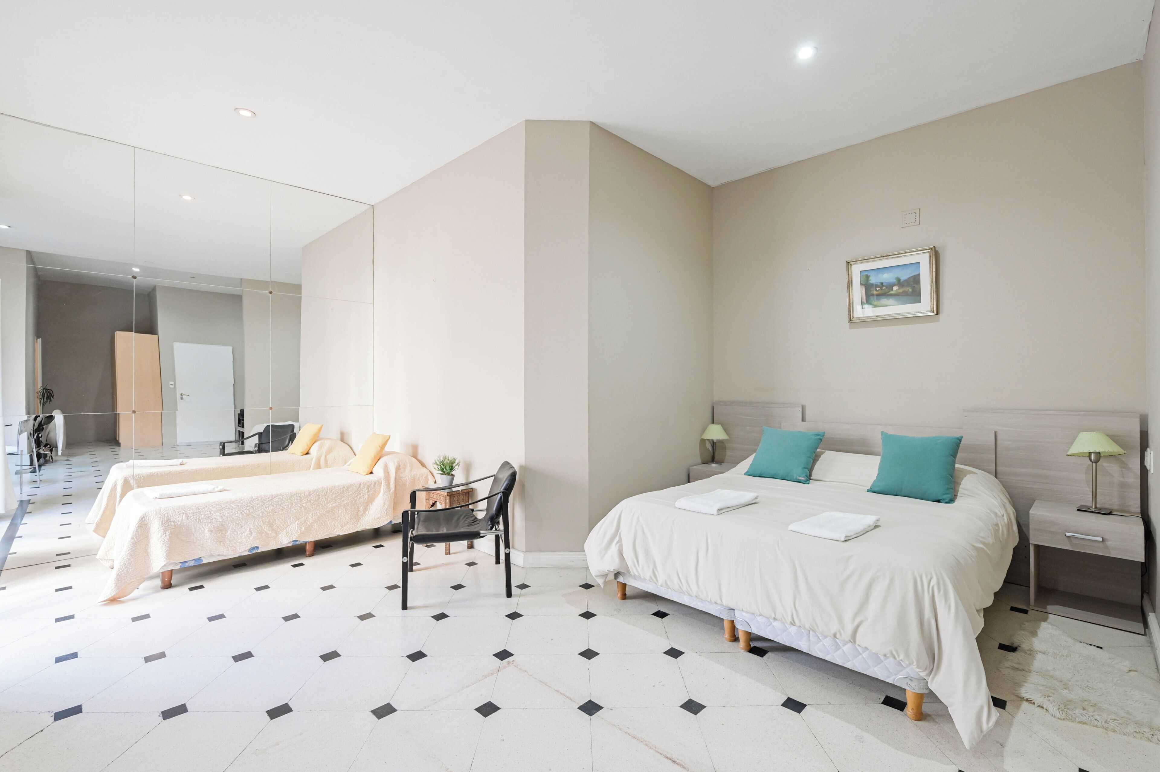 Executive-lejlighed - byudsigt | Pengeskab på værelset, skrivebord, arbejdsområde til bærbare computere