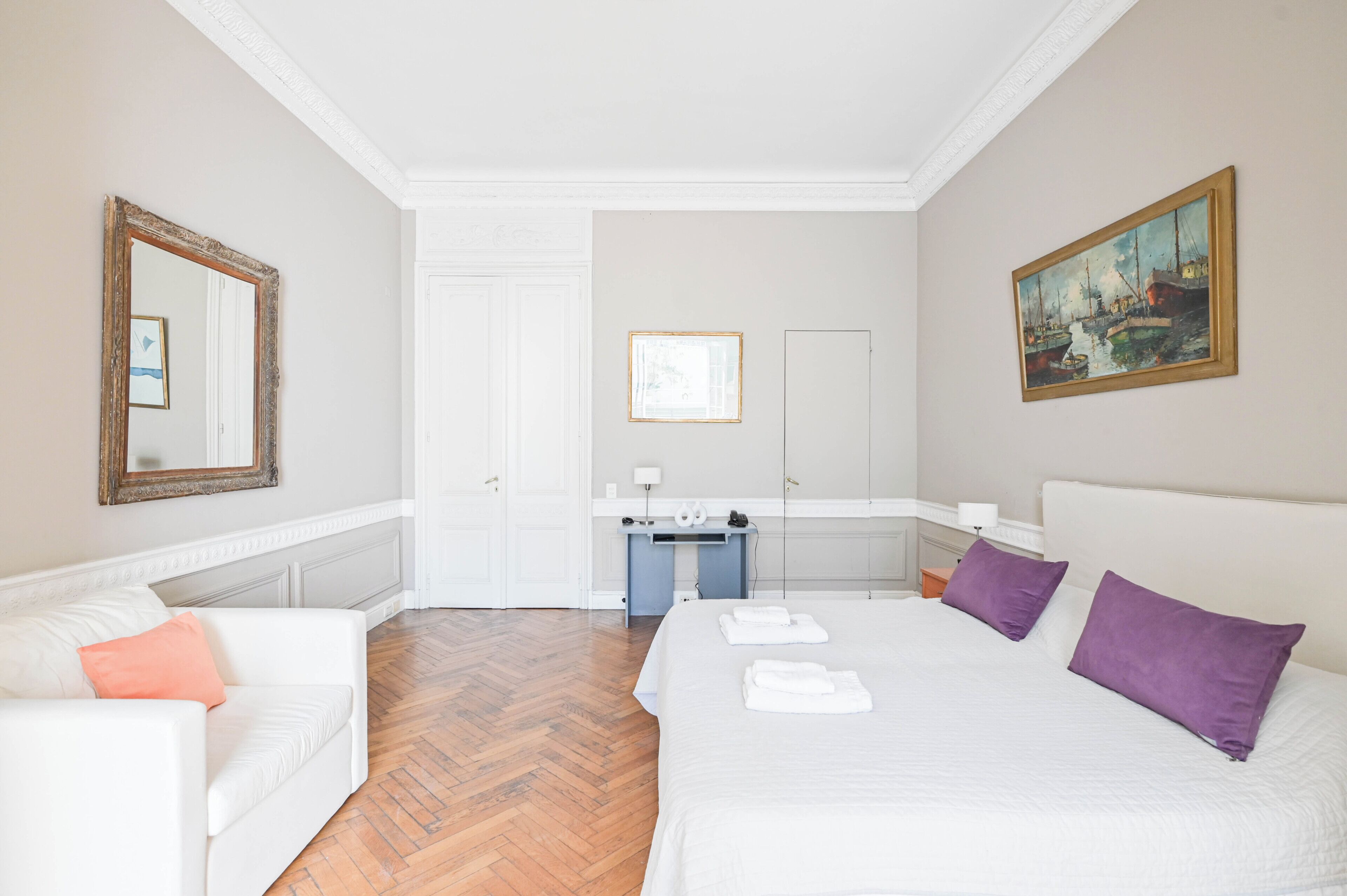 Executive-lejlighed - byudsigt | Pengeskab på værelset, skrivebord, arbejdsområde til bærbare computere