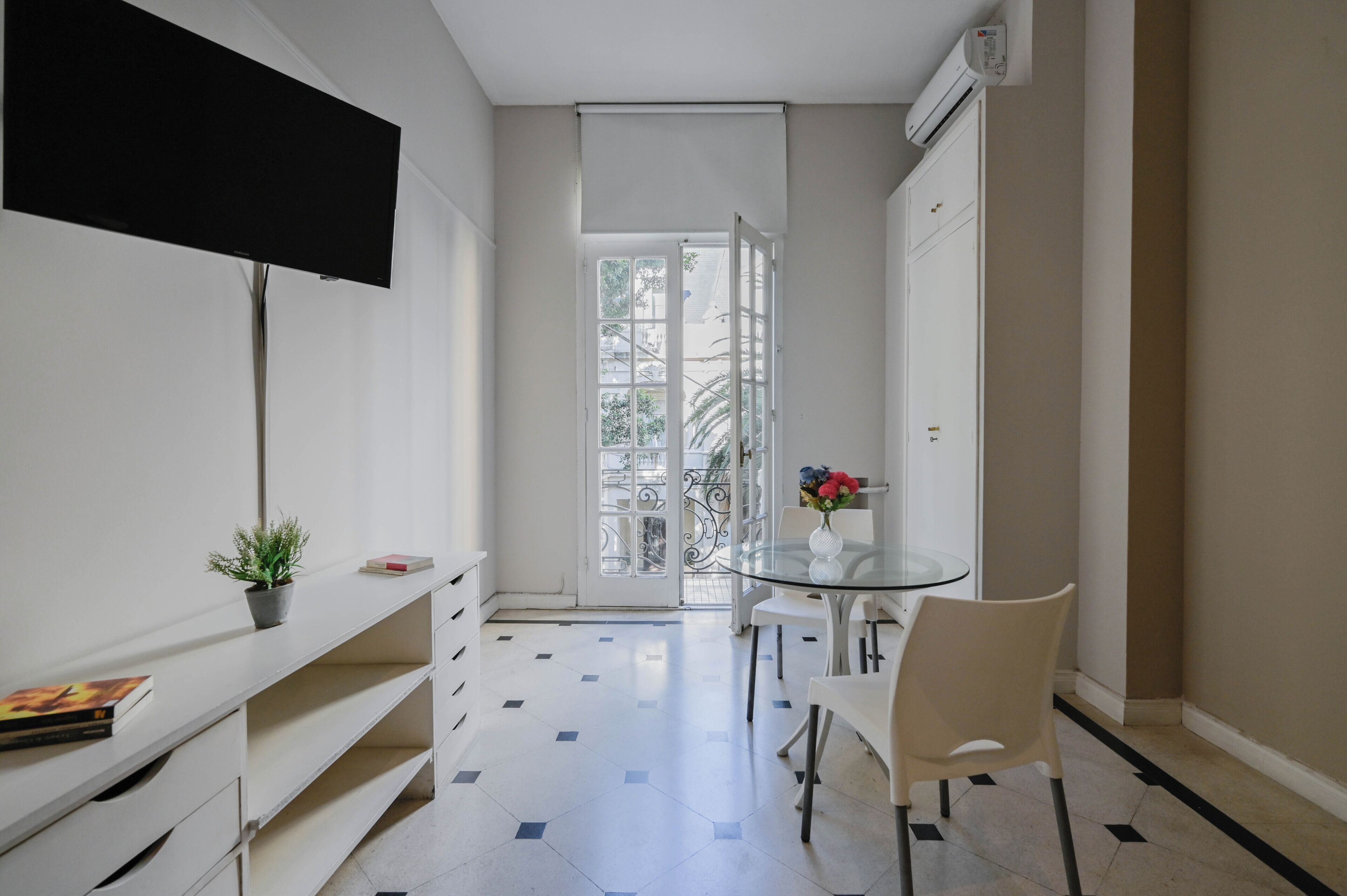 Executive-lejlighed - byudsigt | Pengeskab på værelset, skrivebord, arbejdsområde til bærbare computere