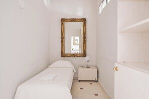 Apartment (3A) | In-room safe, desk, laptop workspace, blackout drapes - Leonardo Da Vinci Aparts by MOT Rentals (Buenos Aires)
