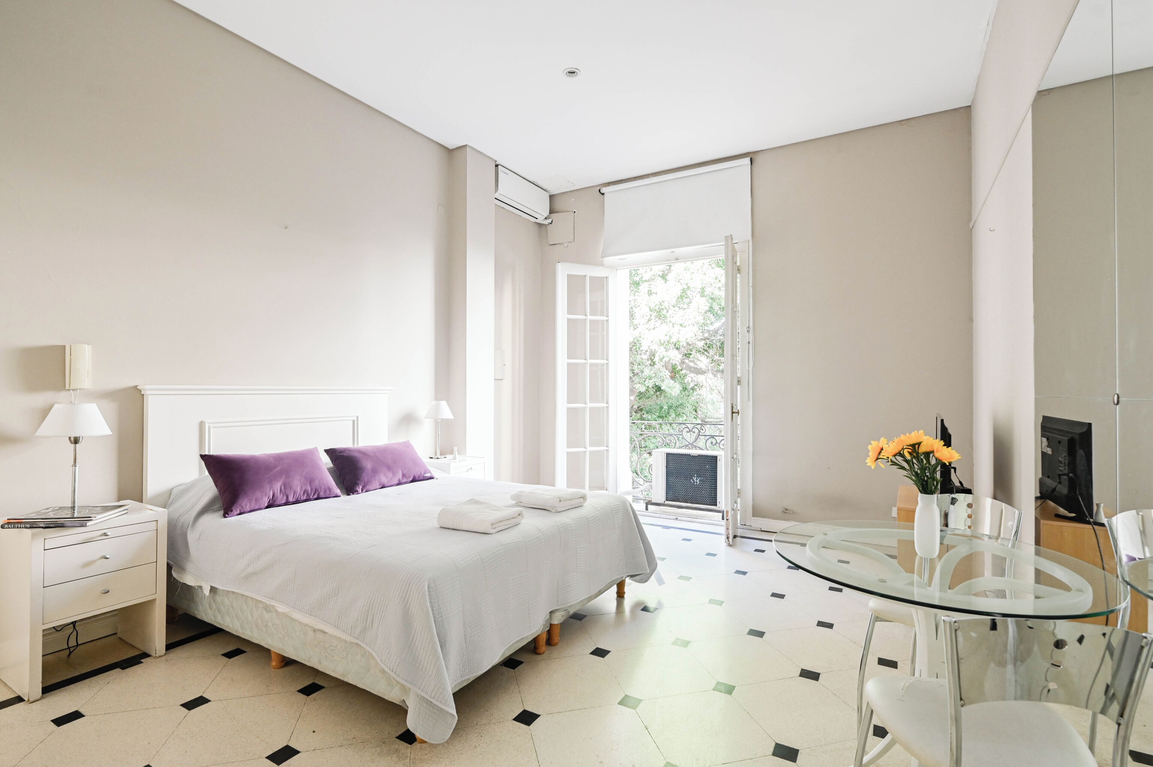 Executive-lejlighed - byudsigt | Pengeskab på værelset, skrivebord, arbejdsområde til bærbare computere