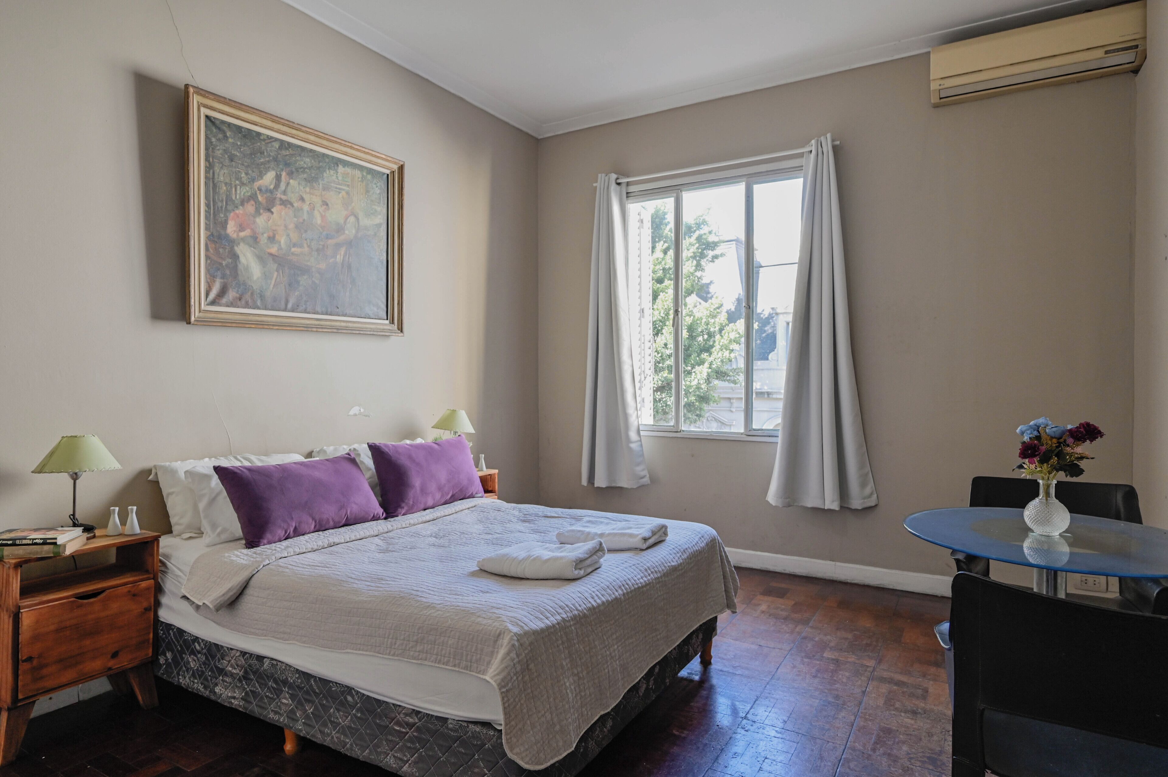 Executive-lejlighed - byudsigt | Pengeskab på værelset, skrivebord, arbejdsområde til bærbare computere