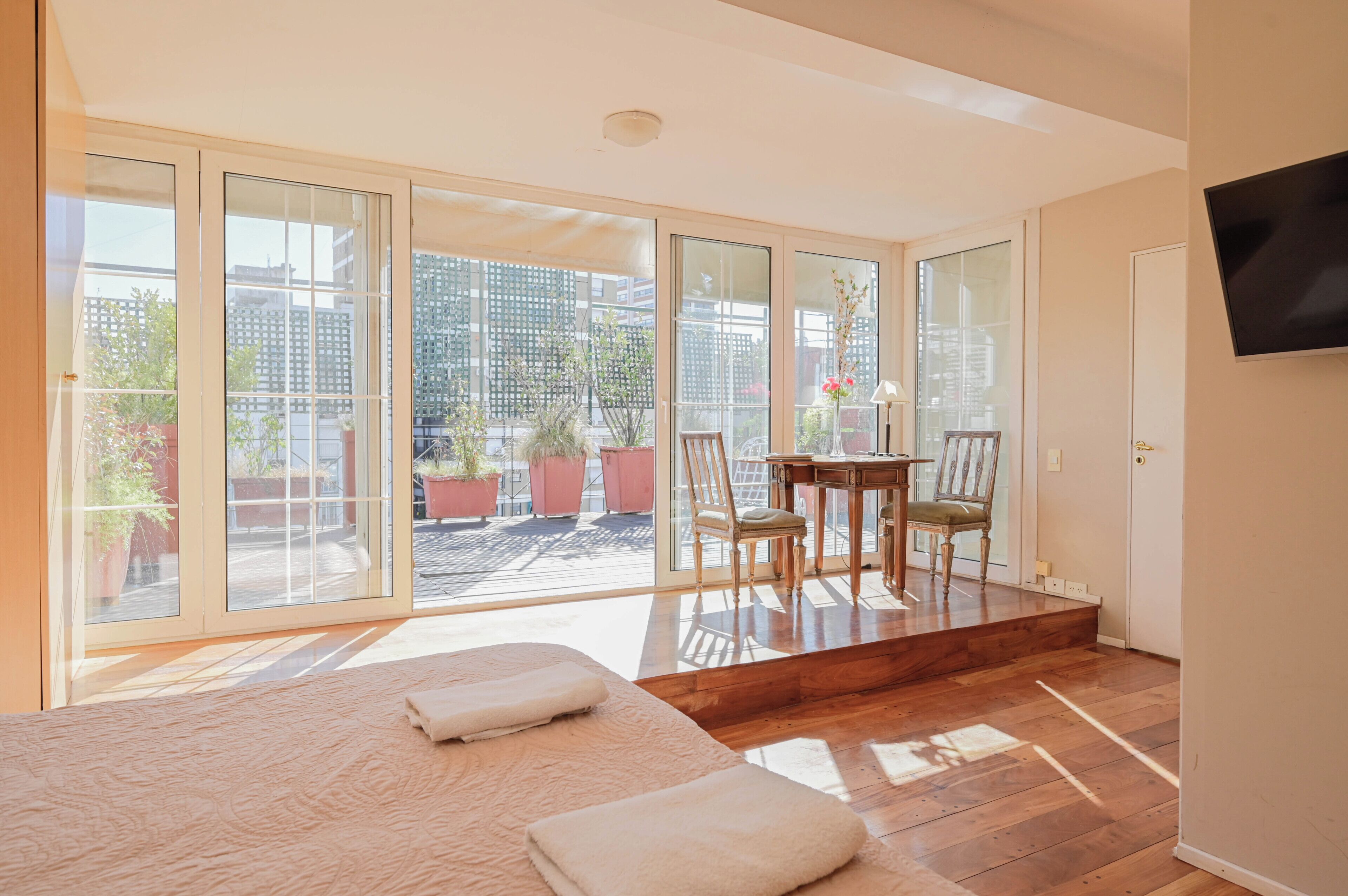 Appartement Exécutif, vue ville | Coffres-forts dans les chambres, bureau