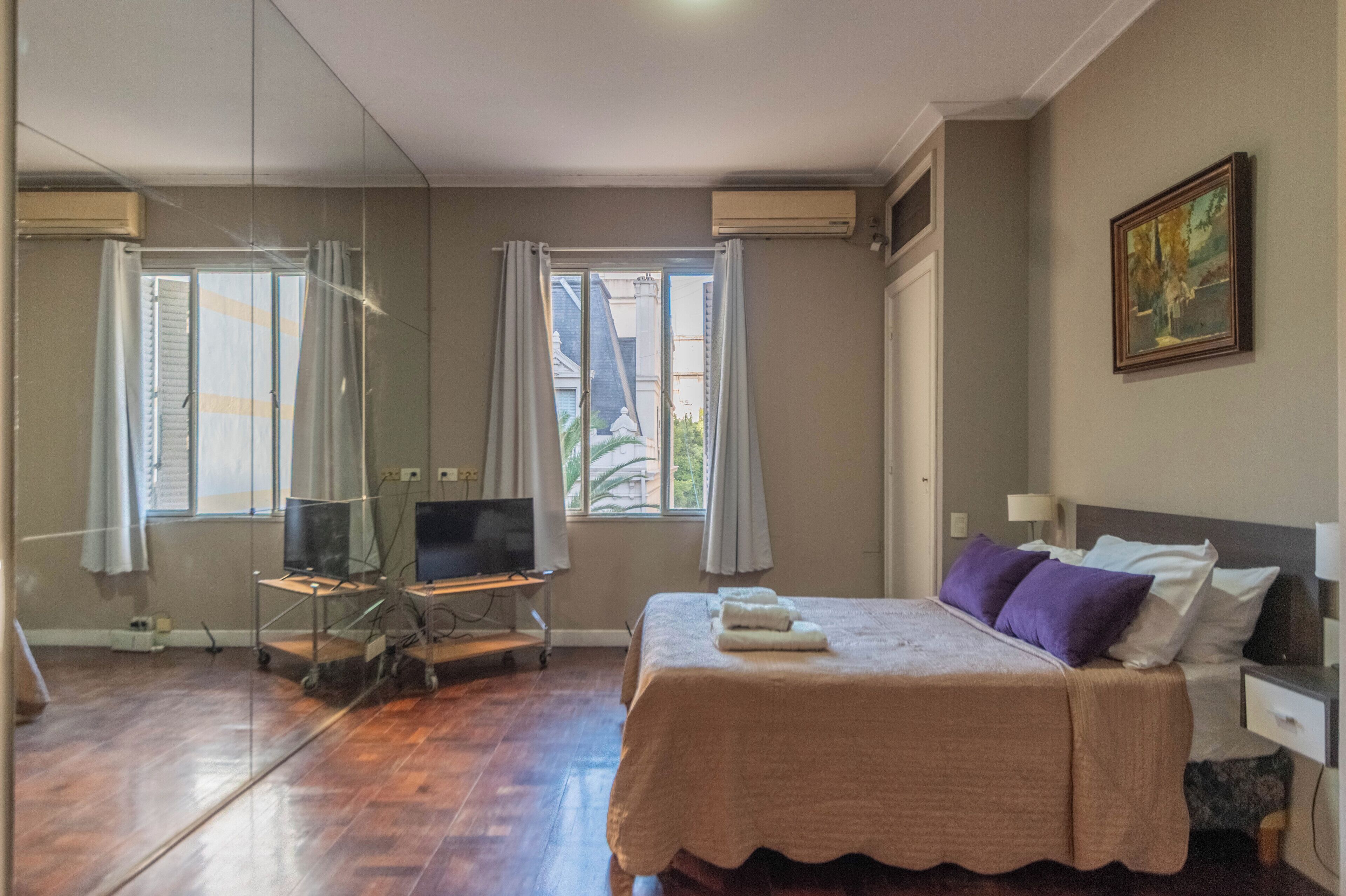 Executive-lejlighed - byudsigt | Pengeskab på værelset, skrivebord, arbejdsområde til bærbare computere