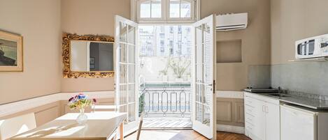 Executive Apartment, City View | Living area