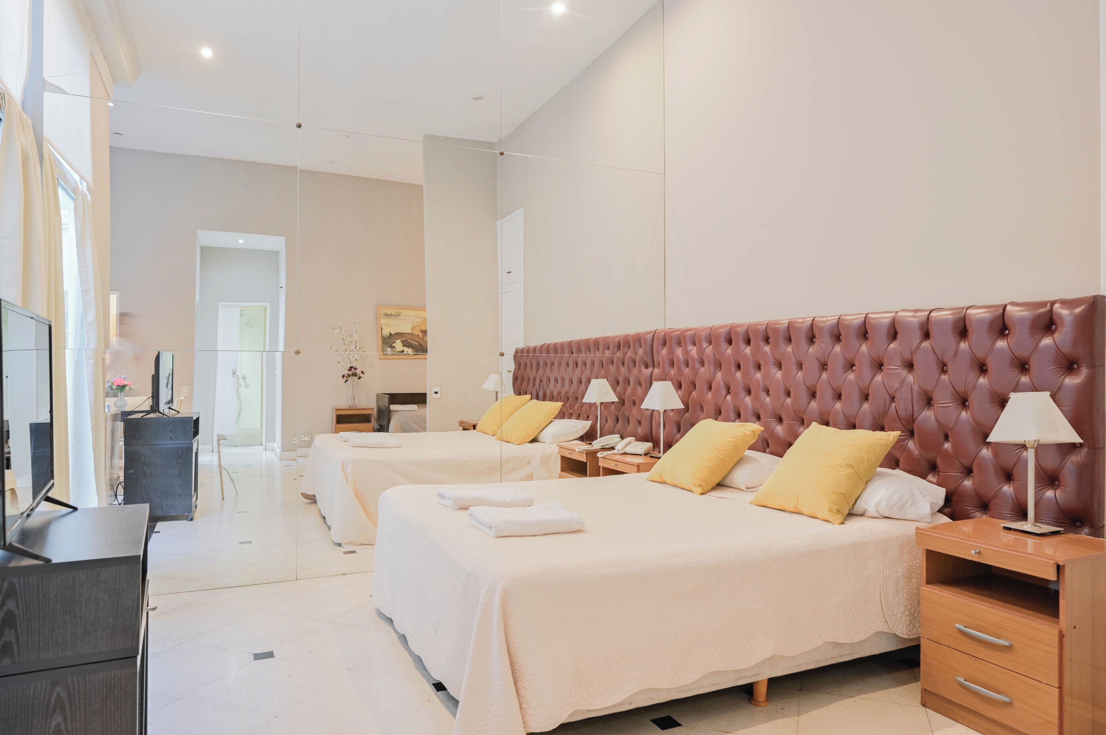 Executive-lejlighed - byudsigt | Pengeskab på værelset, skrivebord, arbejdsområde til bærbare computere