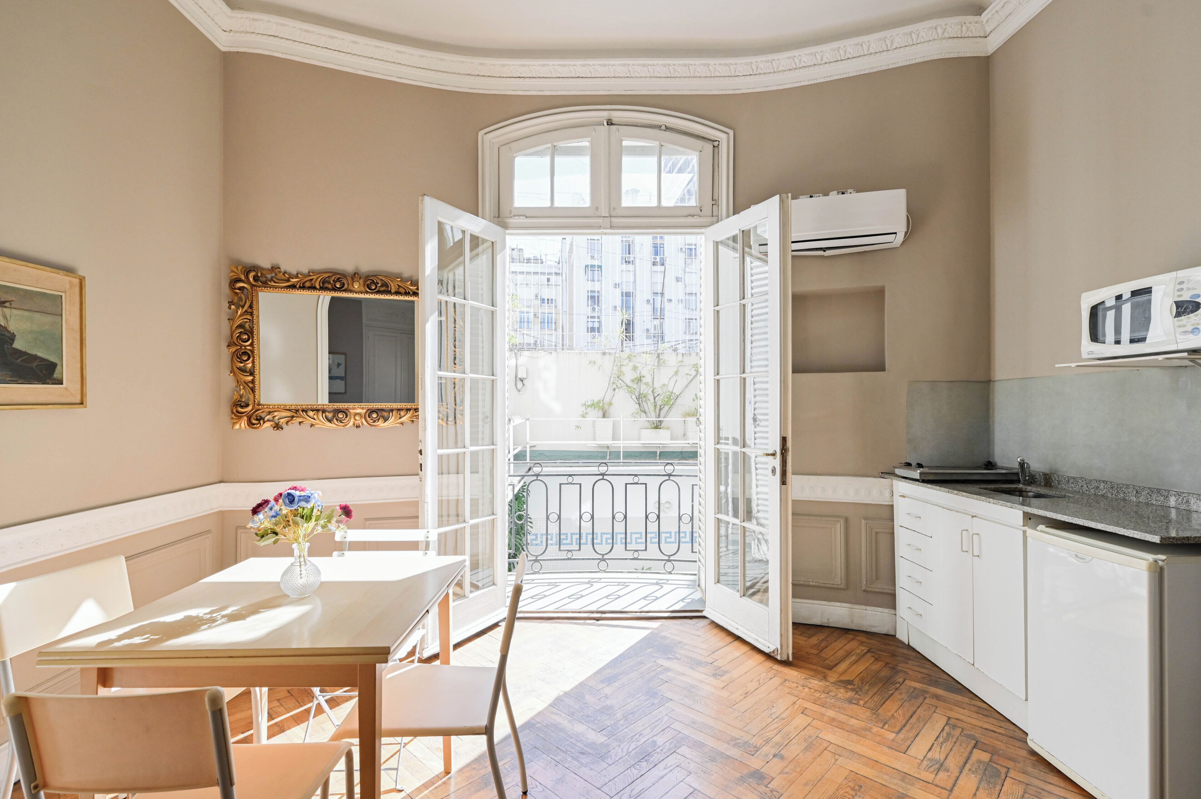 Apartamento clásico (2B) | Caja fuerte, escritorio, espacio para trabajar con un portátil
