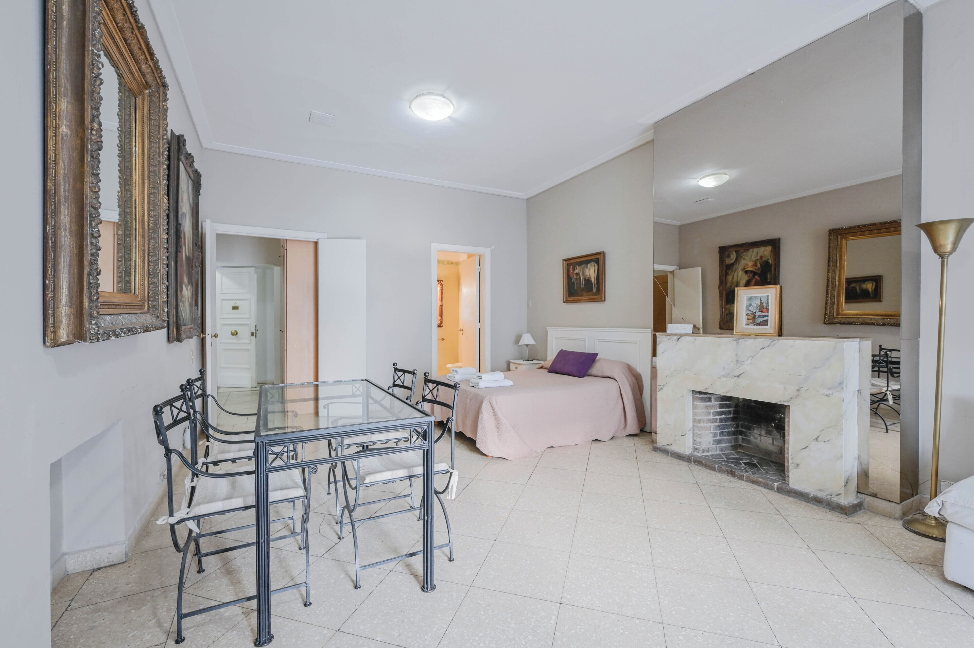 Executive-lejlighed - byudsigt | Pengeskab på værelset, skrivebord, arbejdsområde til bærbare computere