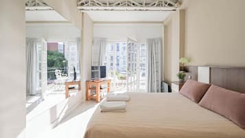 Apartamento clássico (4F) | Cofres nos quartos, escrivaninha, espaço de trabalho para notebook