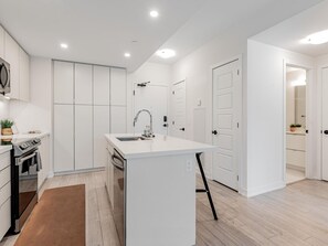 Fridge, microwave, oven, stovetop - Stunning 1BR w Pool ~ Free Parking & Self Check-In (Innisfil)