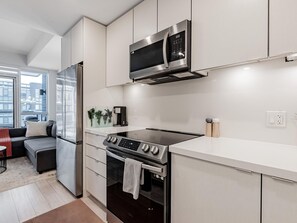 Frigorifero, microonde, forno, piano cottura