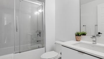 Secador de cabelo, toalhas de banho, sabonete, shampoo