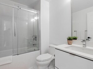 Secador de pelo, toallas, jabón y champú