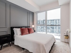 Planxa i posts de planxar, wifi gratuïta i roba de llit 