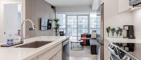 Kühlschrank, Mikrowelle, Ofen, Herdplatte