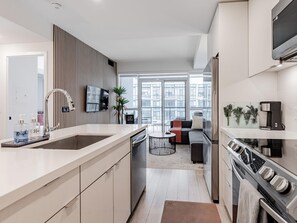 Fridge, microwave, oven, stovetop - Stunning 1BR w Pool ~ Free Parking & Self Check-In (Innisfil)