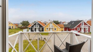 Ein Balkon mit Blick auf bunte Häuser.