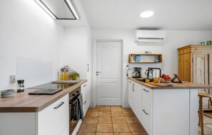 Fridge, microwave, oven, stovetop - Lovely home in Brenderup Fyn with sauna (Brenderup Fyn)