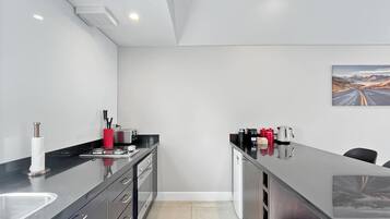 Kühlschrank, Mikrowelle, Ofen, Herdplatte