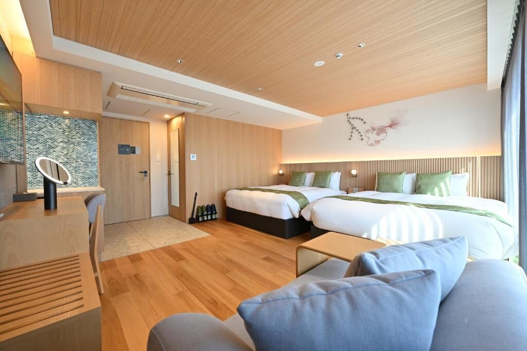 Superior Quadruple Room | Peti besi dalam bilik, meja, langsir/tirai gelap terus 