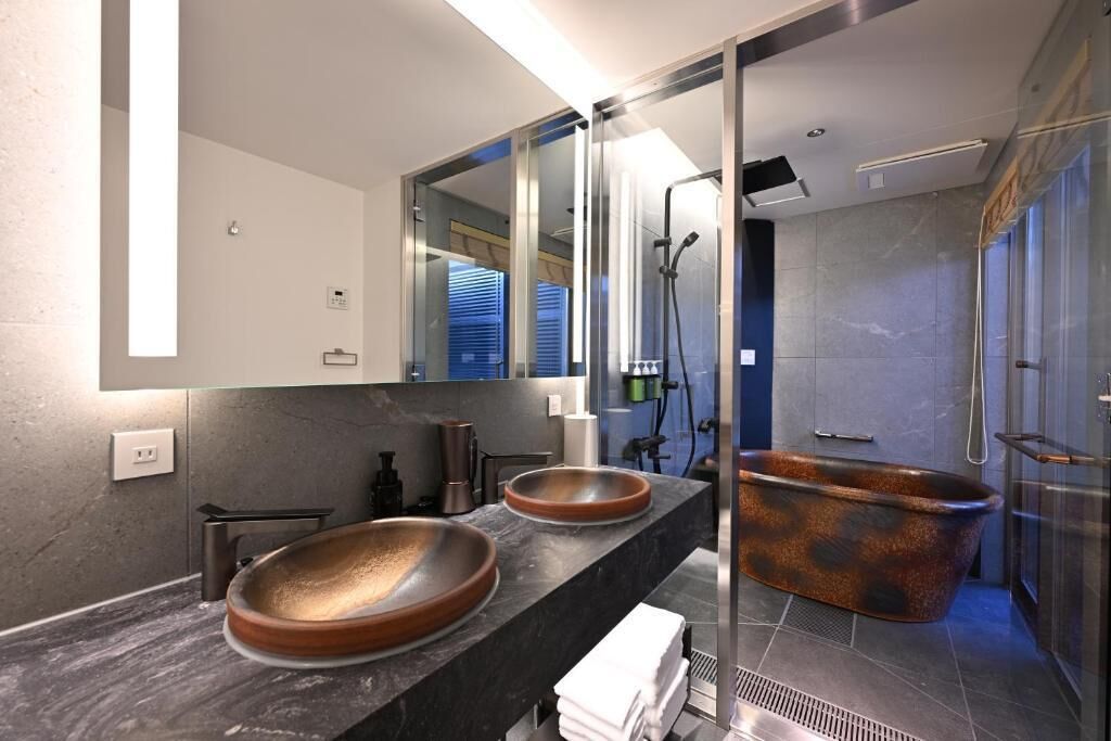 Chambre double de style japonais | Salle de bain | Baignoire et douche séparées, articles de toilette (gratuits)