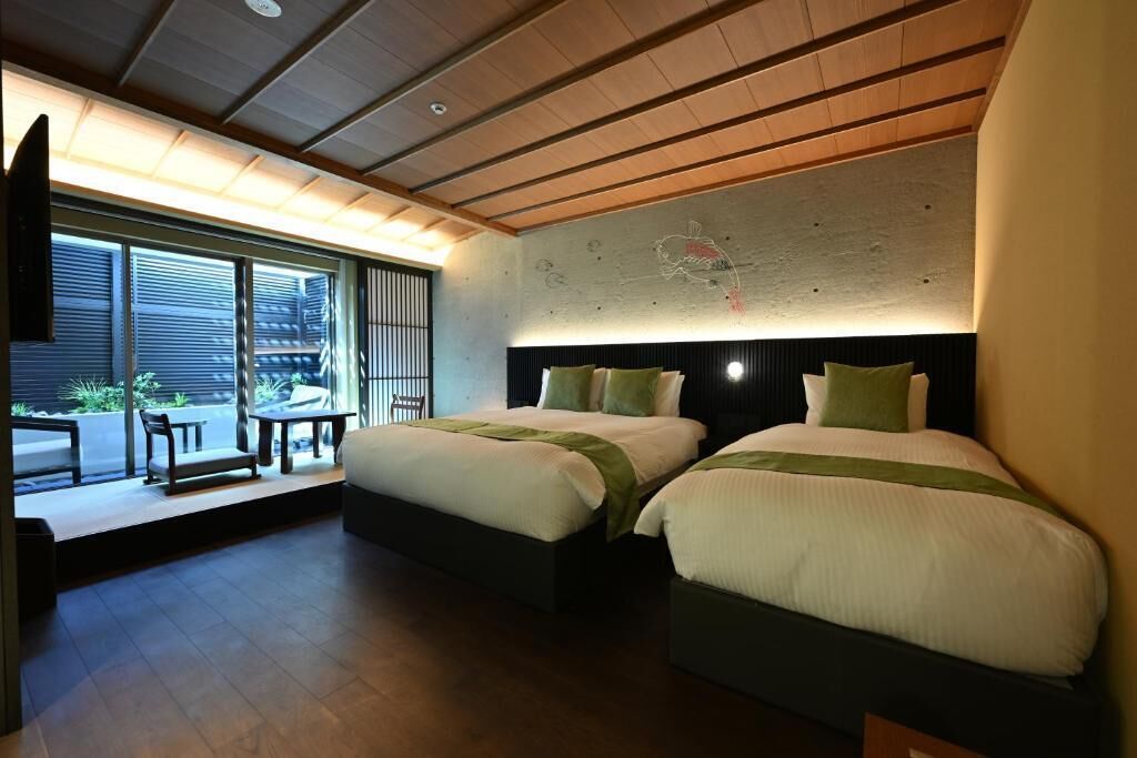 Double Room gaya Jepun | Peti besi dalam bilik, meja, langsir/tirai gelap terus 