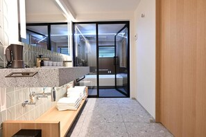 Habitación cuádruple Premier, balcón | Baño | Bañera y ducha independientes y artículos de higiene personal gratuitos