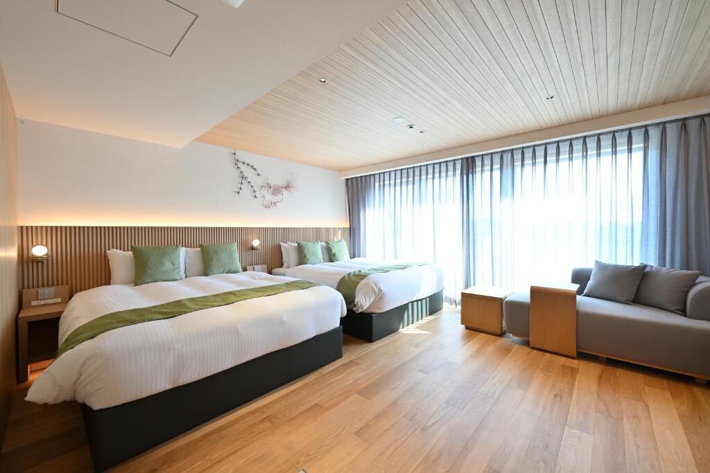 Chambre quadruple supérieure | Coffre-fort, bureau, rideaux d’obscurcissement