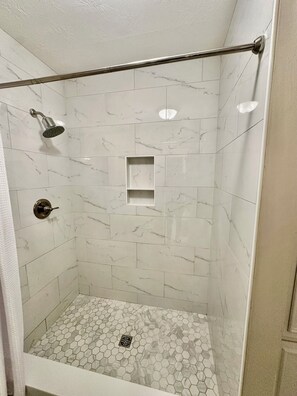 Shower, towels, soap, shampoo - Masters Week – 4BR Private Home • Sleeps 6 • 5 Miles to Augusta National (Martinez)