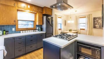 Geladeira, micro-ondas, fogão, cooktop