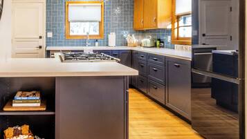 Geladeira, micro-ondas, fogão, cooktop