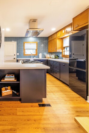 Geladeira, micro-ondas, fogão, cooktop