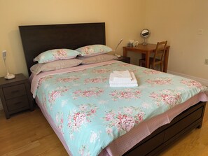 1 slaapkamer, een strijkplank/strijkijzer, wifi, beddengoed