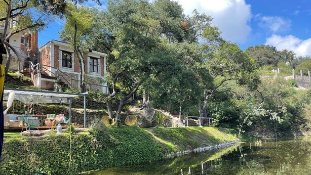 A riverside property with a stone house, a hammock, and a covered seating area. - Fika Cabin - Boscata (petfriendly) (El Oasis Valsequillo)