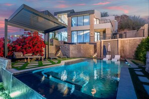 A modern house with a swimming pool, outdoor seating, and a view of the surrounding landscape. - Panoramic City Views • Modern Infinity Pool (Phoenix)