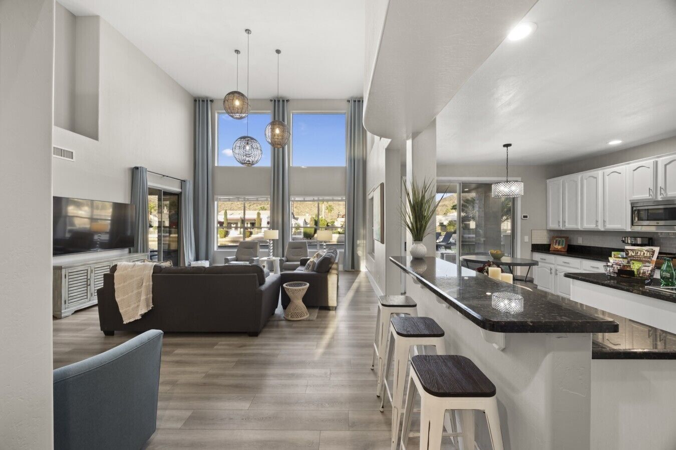 Un intérieur moderne comprenant un espace de vie, une cuisine et un coin repas.