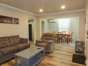 Smart TV - 2-bedroom Lovely house with deck and yard in Maplewood Renton (Renton)