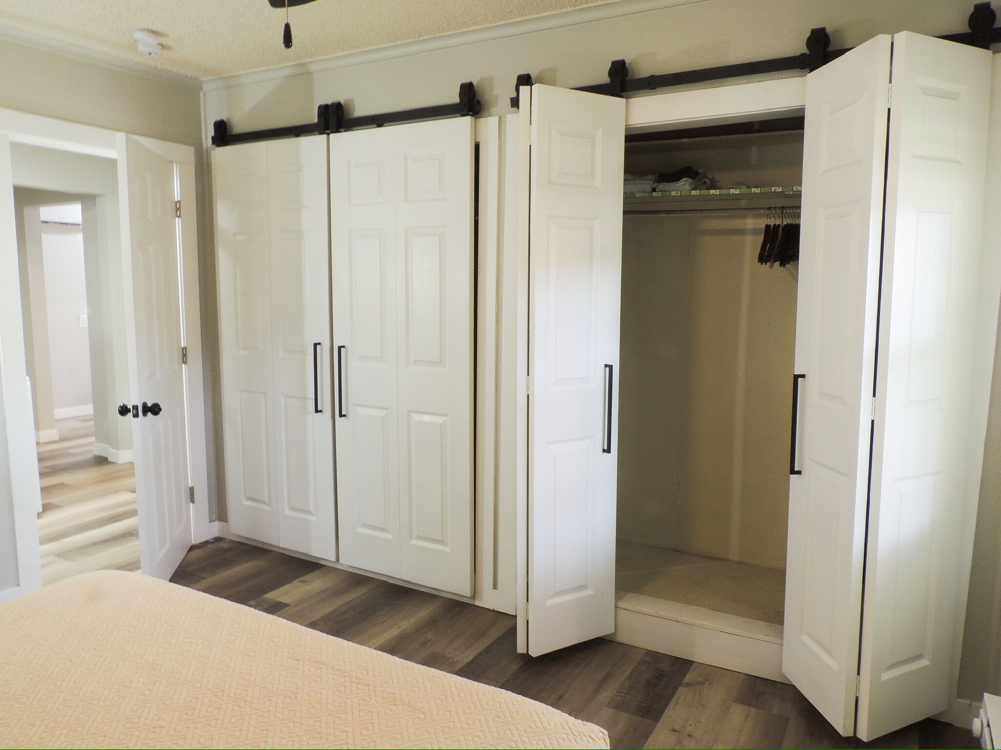 Een strijkplank/strijkijzer, gratis wifi, beddengoed