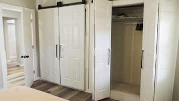 Een strijkplank/strijkijzer, gratis wifi, beddengoed