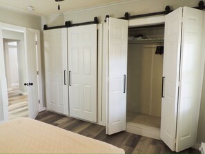 Tabla de planchar con plancha, wifi gratis y ropa de cama 