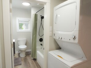 Shower, jetted bath, hair dryer, bidet - 2-bedroom Lovely house with deck and yard in Maplewood Renton (Renton)