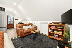 TV connectée, livres, chaîne hi-fi