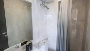 Deluxe Studio, City View | Bathroom