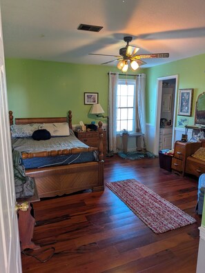 6 bedrooms, iron/ironing board, WiFi, bed sheets