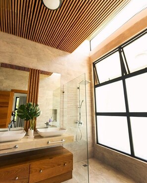 Shower, towels, soap, toilet paper - Villa Palmera: 4BR Family Villa in Punta Cana Village | Pool+Gazebo | Sleeps 12 (Punta Cana)